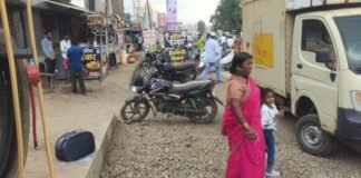 रखडलेल्या जामखेड-सौताडा रस्त्याच्या कामाबाबत जिल्हाधिकारी यांच्या आदेशाला ठेकेदाराकडून केराची टोपली दहा दिवसांपूर्वी सूचना देवूनही कामच सुरूच नाही, ट्रॅफिक जाम मुळे वाहनधारक हैराण