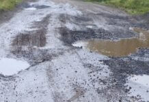 जामखेड साकत रस्त्यावर खड्डेच खड्डे, दररोजच लहान मोठे अपघात  जामखेड साकत रस्ता म्हणजे असुन अडचण नसून खोळंबा