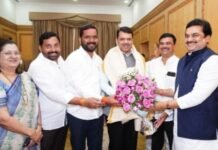 अमित चिंतामणी मुख्यमंत्री देवेंद्र फडणवीस यांच्या भेटीला मुख्यमंत्री देवेंद्र फडणवीस व सभापती प्रा राम शिंदे यांचे आभार व्यक्त