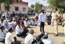 फरार आरोपींना अटक करा, झिक्री ग्रामस्थांनी केले रास्तारोको आंदोलन