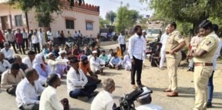 फरार आरोपींना अटक करा, झिक्री ग्रामस्थांनी केले रास्तारोको आंदोलन