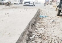 जामखेड सौताडा रस्त्याचे अर्धवट काम, कामातील धोकादायक गज यामुळे अनेक जण जखमी नागरिक त्रस्त, ठेकेदार सुस्त