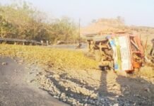 साकत घाटात अपघाताची मालिका सुरूच उसाचा ट्रक पलटी, चालक जखमी