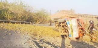 साकत घाटात अपघाताची मालिका सुरूच उसाचा ट्रक पलटी, चालक जखमी