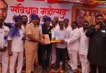 डॉ बाबासाहेब आंबेडकरांचा सर्व देश ऋणी – प्रा. श्रीकांत होशिंग संविधान महोत्सवात अजय देहाडे यांच्या गीतांच्या कार्यक्रमासह विविध क्षेत्रातील पाच मान्यवरांचा सन्मान