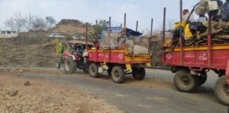 ठेकेदाराच्या हलगर्जीपणा मुळे साकत घाटात जीव मुठीत धरून प्रवास, घाट बनला मृत्यूचा सापळा, मुजोर ठेकेदारावर काय कारवाई होणार