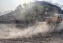 ठेकेदाराचा प्रताप साकत घाटातील खड्डे मातीने बुजवले, वाहनधारकांचा जीव मुठीत धरून प्रवास इस्टीमेट नुसार काम करावे म्हणून हरिभाऊ मुरूमकर करणार उपोषण