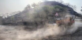 ठेकेदाराचा प्रताप साकत घाटातील खड्डे मातीने बुजवले, वाहनधारकांचा जीव मुठीत धरून प्रवास इस्टीमेट नुसार काम करावे म्हणून हरिभाऊ मुरूमकर करणार उपोषण