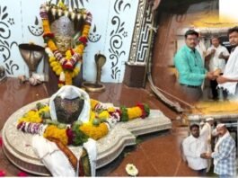 कै. दत्तात्रय एकनाथ अडसुळ यांच्या स्मरणार्थ श्री साकेश्वर मंदिरातील शिवलिंगास अकरा किलो चांदीचा जलधारी