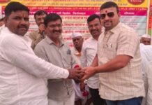 वामनभाऊ मंदिर बांधकामासाठी युवा नेते काकासाहेब गर्जे यांच्या कडून दोन लाख 21 हजारांची देणगी मोहा ग्रामस्थांच्या वतीने गर्जे यांचा सत्कार