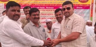 वामनभाऊ मंदिर बांधकामासाठी युवा नेते काकासाहेब गर्जे यांच्या कडून दोन लाख 21 हजारांची देणगी मोहा ग्रामस्थांच्या वतीने गर्जे यांचा सत्कार