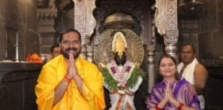 जामखेड च्या नगराध्यक्ष प्रांजल चिंतामणी व अमित चिंतामणी यांच्या हस्ते सपत्नीक पंढरपूर येथे विठ्ठल रूक्मिणीची गंगेच्या पवित्र जलाने चंदनओटी महापूजा