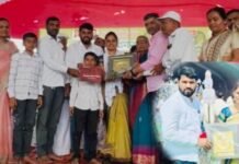 नीलेश लंके प्रतिष्ठानतर्फे अश्विनी सागर कोल्हे यांना ‘आदर्श सरपंच पुरस्कार’ आमदार रोहित पवार यांच्या नंतर खासदार नीलेश लंके यांनीही घेतली सरपंच अश्विनी सागर कोल्हे यांच्या कामाची दखल