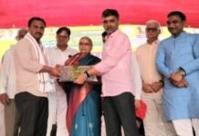 खासदार नीलेश लंके प्रतिष्ठानच्या वतीने पत्रकार संदेश हजारे यांना आदर्श शेतकरी मित्र’ पुरस्कार प्रदान