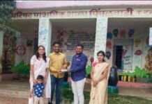 सहायक पोलीस निरीक्षक अंगद नेमाने यांची पिंपळवाडी शाळेस आर्थिक मदत