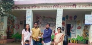 सहायक पोलीस निरीक्षक अंगद नेमाने यांची पिंपळवाडी शाळेस आर्थिक मदत