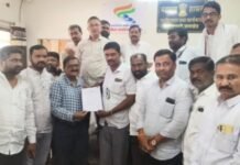 दोन्ही आमदारांना जे जमले नाही ते खासदार निलेश लंके यांनीच करून दाखवले उपोषणाच्या इशाऱ्यामुळे अधिकारी जामखेड मध्ये हद्द निश्चिती करण्याचे केले मान्य हद्द निश्चिती व अतिक्रमण हटविण्याच्या च्या लेखी आश्वासनानंतर साखळी उपोषण मागे