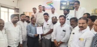 दोन्ही आमदारांना जे जमले नाही ते खासदार निलेश लंके यांनीच करून दाखवले उपोषणाच्या इशाऱ्यामुळे अधिकारी जामखेड मध्ये हद्द निश्चिती करण्याचे केले मान्य हद्द निश्चिती व अतिक्रमण हटविण्याच्या च्या लेखी आश्वासनानंतर साखळी उपोषण मागे