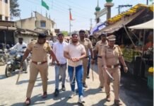 जामखेड गोळीबारातील मुख्य आरोपीची पोलीसांनी जामखेड शहरात काढली धिंड