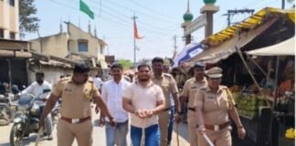 जामखेड गोळीबारातील मुख्य आरोपीची पोलीसांनी जामखेड शहरात काढली धिंड