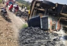 दगडी कोळशाचा ट्रक पलटी, एक जण जखमी जामखेड पासून जवळच सौताडा रस्त्यावरील घटना