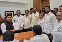 चेअरमन आजिनाथ हजारे यांच्या नेतृत्वाखाली जवळा परिसरातील समस्या बाबत ग्रामस्थांचे सभापती प्रा. राम शिंदे यांना साकडे ग्रामस्थांच्या मागणीची सभापती प्रा. शिंदे यांनी घेतली दखल