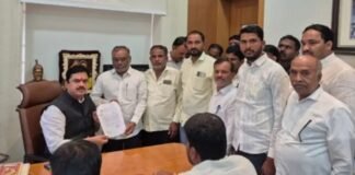 चेअरमन आजिनाथ हजारे यांच्या नेतृत्वाखाली जवळा परिसरातील समस्या बाबत ग्रामस्थांचे सभापती प्रा. राम शिंदे यांना साकडे ग्रामस्थांच्या मागणीची सभापती प्रा. शिंदे यांनी घेतली दखल