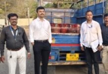 जामखेड शहरात घरगुती गॅसचा व्यावसायिक वापर करणाऱ्या १५ हॉटेल मधुन १९ गॅस टाक्या जप्त महसूल व पुरवठा विभागाची धडक मोहीम