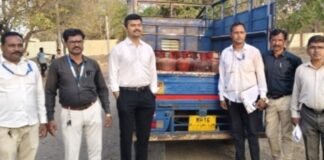 जामखेड शहरात घरगुती गॅसचा व्यावसायिक वापर करणाऱ्या १५ हॉटेल मधुन १९ गॅस टाक्या जप्त महसूल व पुरवठा विभागाची धडक मोहीम