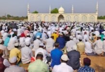 ईदगाह मैदानावर राष्ट्रीय एकात्मतेचे दर्शन जामखेड तालुक्यात रमजान ईद उत्साहात साजरी विश्वशांतीसाठी केली प्रार्थना