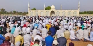 ईदगाह मैदानावर राष्ट्रीय एकात्मतेचे दर्शन जामखेड तालुक्यात रमजान ईद उत्साहात साजरी विश्वशांतीसाठी केली प्रार्थना