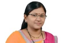 वीज समस्यांवरून आरती देवमाने यांचा जवळ्यात रास्ता रोकोचा इशारा