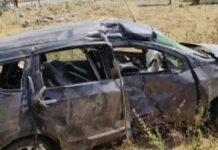 फिरण्यासाठी निघालेल्या विद्यार्थ्यांची चार चाकी गाडी पलटी, आठ जण गंभीर जखमी जामखेड शहराजवळील घटना