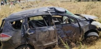 फिरण्यासाठी निघालेल्या विद्यार्थ्यांची चार चाकी गाडी पलटी, आठ जण गंभीर जखमी जामखेड शहराजवळील घटना