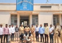 जामखेड पोलीसांची धडाकेबाज कामगिरी ट्रकची लूटमार करणारे आरोपी बारा तासात जेरबंद जामखेड तालुक्यातील सावरगाव शिवारातील घटना