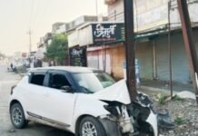 जामखेड सौताडा राष्ट्रीय महामार्गाच्या अर्धवट कामामुळे तसेच रस्त्यावरील पोलमुळे अपघाताची मालिका सुरूच बीड रोडवर रस्त्यावरील लाईटच्या पोलला गाडी धडकली