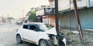 जामखेड सौताडा राष्ट्रीय महामार्गाच्या अर्धवट कामामुळे तसेच रस्त्यावरील पोलमुळे अपघाताची मालिका सुरूच बीड रोडवर रस्त्यावरील लाईटच्या पोलला गाडी धडकली