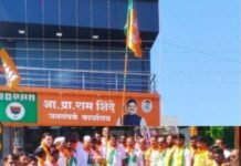 कार्यकर्त्यांच्या बळावर भाजपा जगातील सर्वात मोठा पक्ष – शहरमंडलाध्यक्ष संजय काशिद जामखेड येथे भाजपा स्थापना दिवस मोठ्या उत्साहात पेढे वाटून