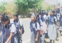 जामखेड एसटी महामंडळाच्या गलथान कारभारामुळे विद्यार्थिनींचा उन्हात पायी प्रवास बस प्रशासनाच्या ढिसाळ नियोजनामुळे विद्यार्थ्यांना परीक्षेसाठी उशीर