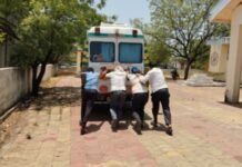 प्राथमिक आरोग्य केंद्राची ‘१०८’ रुग्णवाहिकेला दे धक्का.!! जामखेड तालुक्यातील परिस्थिती