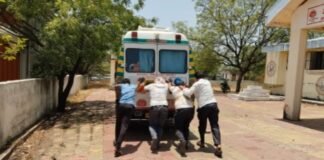प्राथमिक आरोग्य केंद्राची ‘१०८’ रुग्णवाहिकेला दे धक्का.!! जामखेड तालुक्यातील परिस्थिती