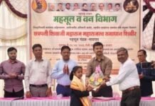 उपजिल्हाधिकारी धनंजय बांगर यांचेकडून बांधखडक शाळेची अक्षरा वारे सन्मानित केरळमधील भारतीय अवकाश संशोधन संस्था (I. S.R.O.) येथे अभ्यासदौ-यासाठी निवड झाल्याबद्दल गौरव