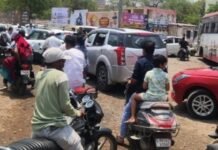 जामखेडमध्ये अतिक्रमणामुळे दररोजचीच वाहतूक कोंडी धुळ व खाचखळग्यामुळे वाहनधारक हैराण, नागरिकांचे आरोग्य धोक्यात