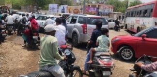 जामखेडमध्ये अतिक्रमणामुळे दररोजचीच वाहतूक कोंडी धुळ व खाचखळग्यामुळे वाहनधारक हैराण, नागरिकांचे आरोग्य धोक्यात