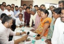 कामातील विलंबाबाबत आमदार रोहित पवारांचा अधिकाऱ्यांना जाब, अधिकारी धारेवर जामखेड पंचायत समितीची आढावा बैठक