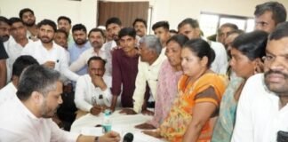 कामातील विलंबाबाबत आमदार रोहित पवारांचा अधिकाऱ्यांना जाब, अधिकारी धारेवर जामखेड पंचायत समितीची आढावा बैठक