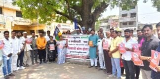 आमदार संजय गायकवाड यांचा राजीनामा घ्या व बागेश्वर महाराजावर गुन्हा दाखल करा – ॲड. डॉ. अरुण जाधव वंचितच्या वतीने शिवाजी कोण होता ? या पुस्तकाचे केले वाचन