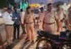 रस्त्यावरील बेशिस्त पार्किंग विरोधात पोलीस निरीक्षक दशरथ चौधरी आपल्या टीमसह रस्त्यावर सिमेंट रस्त्यावर वाहने पार्किंग केल्यास कारवाई