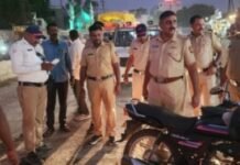 रस्त्यावरील बेशिस्त पार्किंग विरोधात पोलीस निरीक्षक दशरथ चौधरी आपल्या टीमसह रस्त्यावर सिमेंट रस्त्यावर वाहने पार्किंग केल्यास कारवाई