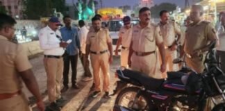रस्त्यावरील बेशिस्त पार्किंग विरोधात पोलीस निरीक्षक दशरथ चौधरी आपल्या टीमसह रस्त्यावर सिमेंट रस्त्यावर वाहने पार्किंग केल्यास कारवाई